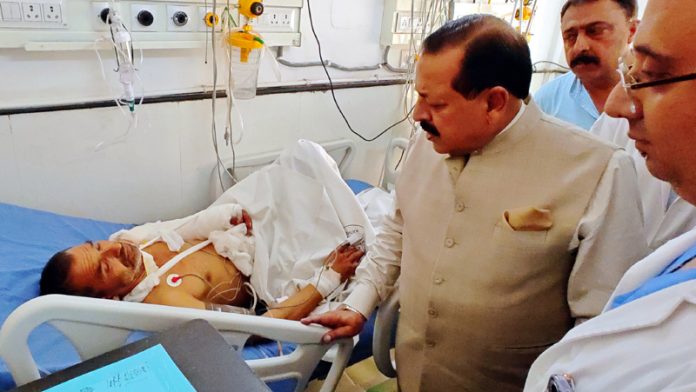Union Minister Dr Jitendra Singh inquiring about the well-being of the injured in Hiranagar terror attack, at GMC Kathua on Wednesday. -Excelsior/Pradeep Union Minister Dr Jitendra Singh inquiring about the well-being of the injured in Hiranagar terror attack, at GMC Kathua on Wednesday. -Excelsior/Pradeep