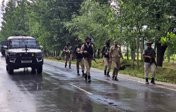 Police personnel at the site of encounter at Sopore, Baramulla. -Excelsior/Aabid Nabi
