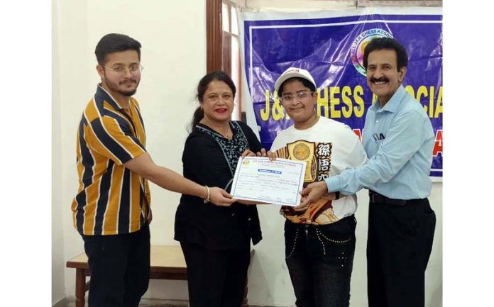 Dignitaries presenting certificate to a winner. Dignitaries presenting certificate to a winner.