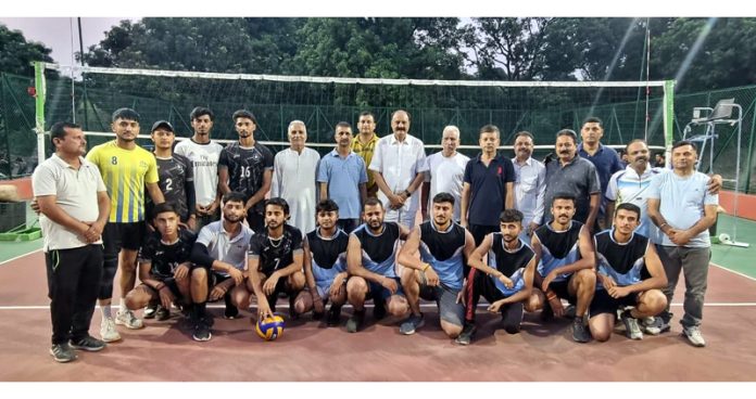Hockey players posing along with dignitaries.