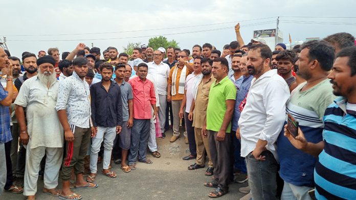 People and traders of Kunjwani Bye Pass road protesting against NHAI on Friday. -Excelsior/Rakesh