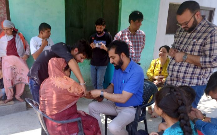 SMVDU team collecting samples of affected families.