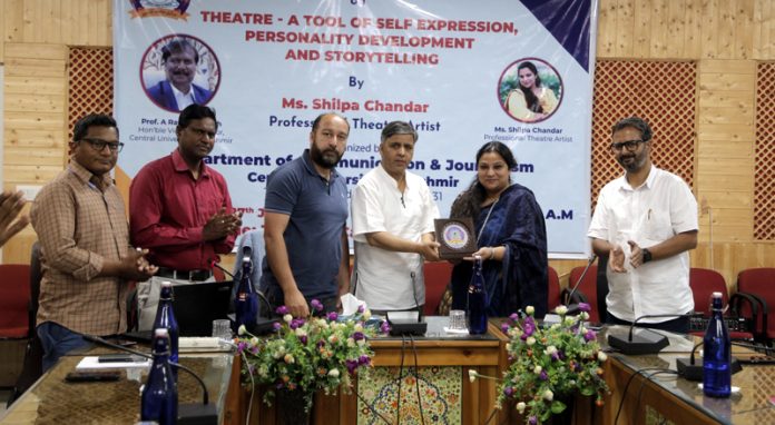 Theatre artist Shilpa Chandar being presented a memento during workshop at CUK. Theatre artist Shilpa Chandar being presented a memento during workshop at CUK.