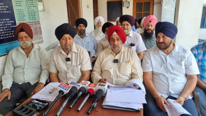 Punjabi Chetna Manch leaders addressing press conference at Jammu. Punjabi Chetna Manch leaders addressing press conference at Jammu.