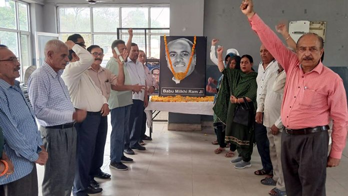 Members of Guru Ravi Dass Sabha Bahu Fort paying tribute to Babu Milkhi Ram on Friday. Members of Guru Ravi Dass Sabha Bahu Fort paying tribute to Babu Milkhi Ram on Friday.