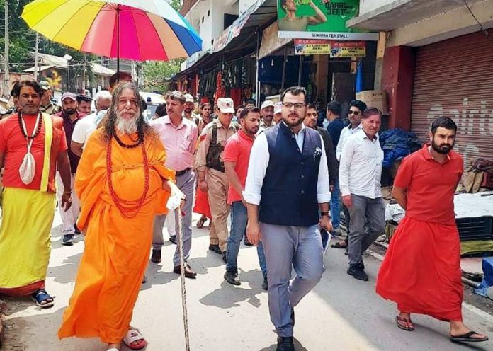 DC Poonch alongwith Swami Vishwatmanand Saraswati Ji during visit to Mandi on Friday.