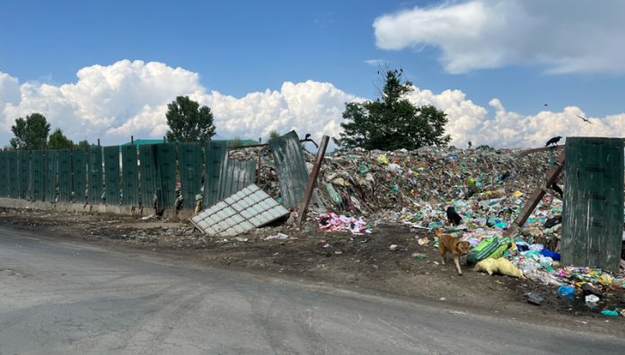 Unattended garbage along Pulwama Ring Road. —Excelsior/Younis Khaliq