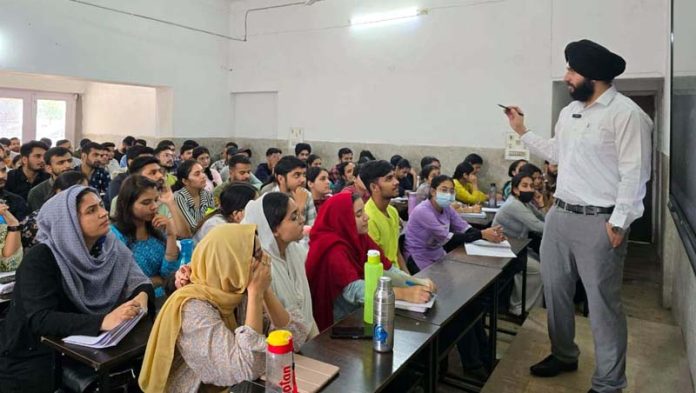 UPSC qualifier Harnit Singh conducting mentorship session at SR College of Competition.