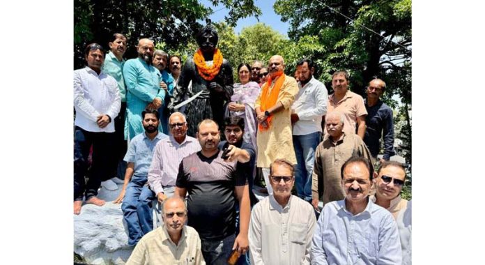 BJP vice president, Yudhvir Sethi along with BJP activists and representatives of various other organisations paying tribute to Mian Dedo at Jammu on Monday. BJP vice president, Yudhvir Sethi along with BJP activists and representatives of various other organisations paying tribute to Mian Dedo at Jammu on Monday.