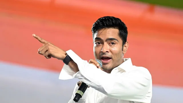 TMC leading in 24, BJP in 7, Cong in 3 seats in Bengal TMC leading in 24, BJP in 7, Cong in 3 seats in Bengal