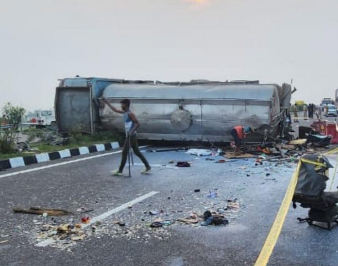 Bus collides with tanker in UP's Unnao