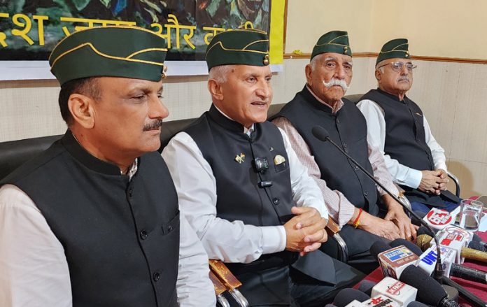 The office bearers of Akhil Bharatiya Poorv Sainik Parishad at a press conference at Jammu on Monday. -Excelsior/ Rakesh The office bearers of Akhil Bharatiya Poorv Sainik Parishad at a press conference at Jammu on Monday. -Excelsior/ Rakesh