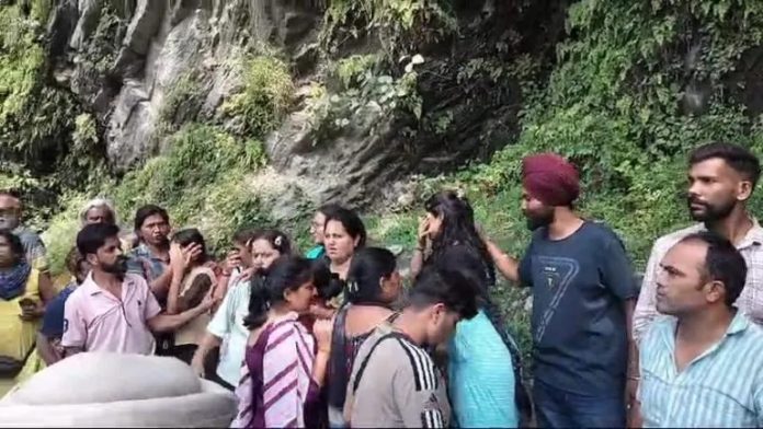 Brake Of Amarnath Pilgrims' Bus Fails, 10 Jump Out, Injured Brake Of Amarnath Pilgrims' Bus Fails, 10 Jump Out, Injured