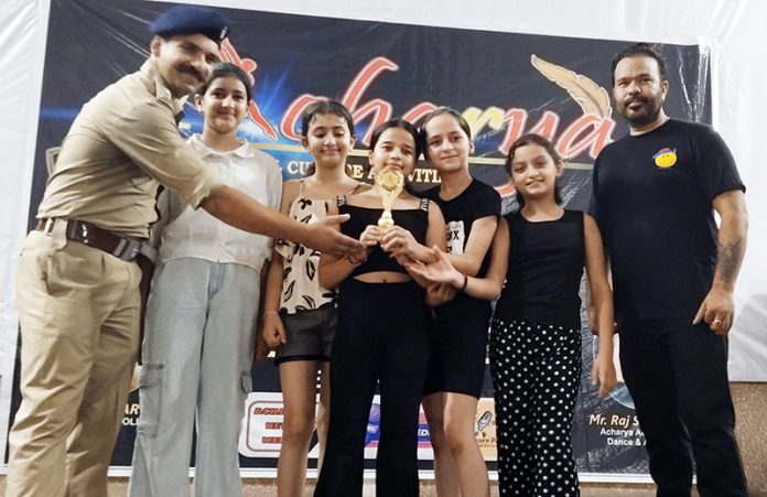 Chief guest presenting trophy to winners during prize distribution ceremony at Jammu on Sunday. Chief guest presenting trophy to winners during prize distribution ceremony at Jammu on Sunday.
