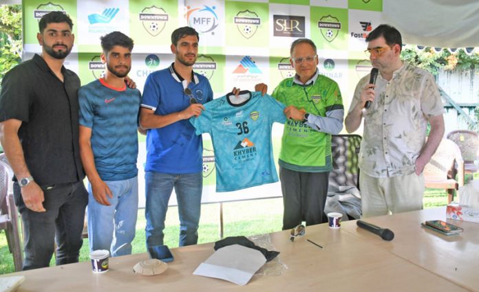 Srinagar Downtown Heroes FC chairman Irfan Shahmiri presenting jersey to footballers. Srinagar Downtown Heroes FC chairman Irfan Shahmiri presenting jersey to footballers.