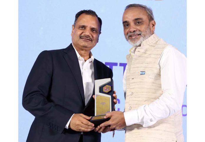 An officer of NHPC receiving Award at Gurugram.