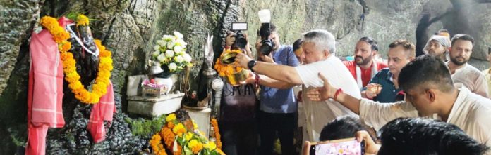 DC Reasi Vishesh Mahajan inaugurating Shrawan Mahotsav at Shiv Khori Ransoo on Monday.