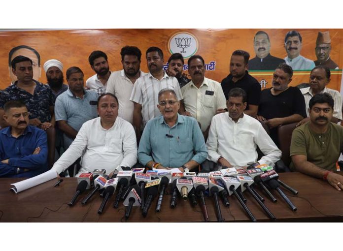 Senior BJP leader Kavinder Gupta along with Nai Basti shopkeepers addressing a press conference at Jammu on Friday. -Excelsior/Rakesh Senior BJP leader Kavinder Gupta along with Nai Basti shopkeepers addressing a press conference at Jammu on Friday. -Excelsior/Rakesh