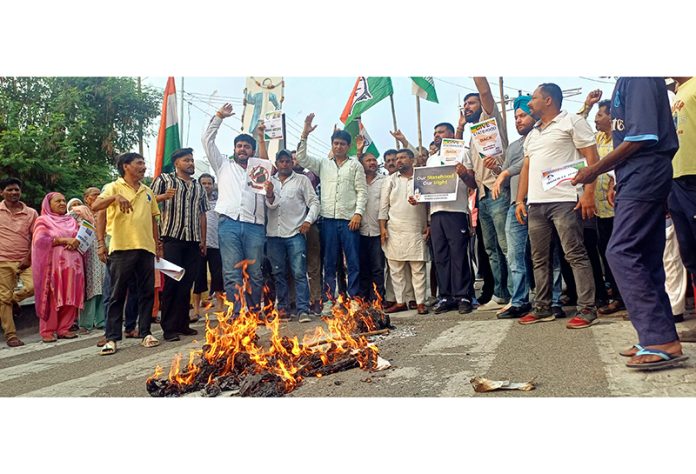 Cong activists staging protest at High Court Chowk in Jammu North on Sunday. -Excelsior/Rakesh