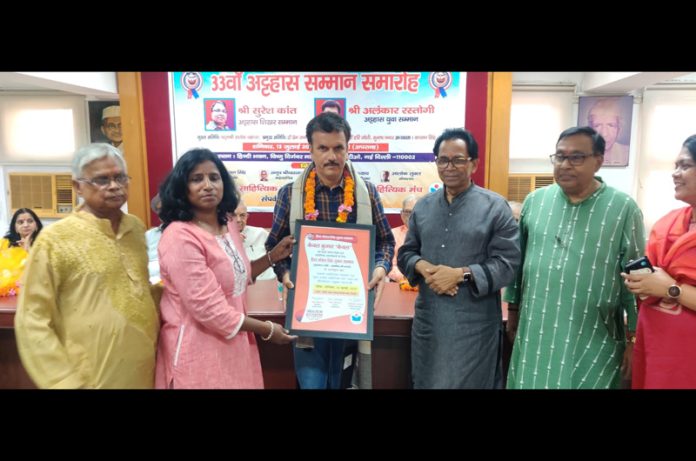 Kewal Kumar Kewal being awarded with Shiv Mangal Singh Suman Samman.