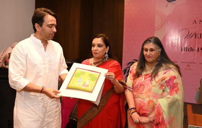 Ritu Singh presenting Basohli Art painting to Union Minister Jayant Chaudhry during an event at New Delhi. Ritu Singh presenting Basohli Art painting to Union Minister Jayant Chaudhry during an event at New Delhi.