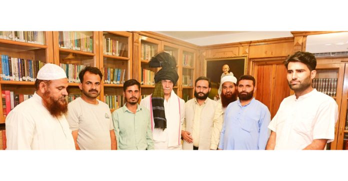 Lt Governor Manoj Sinha meeting delegation of Tribal Nomads Bakerwal community members.