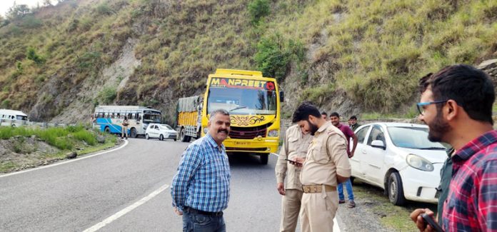 MVD Doda team checking the vehicles on Saturday. MVD Doda team checking the vehicles on Saturday.
