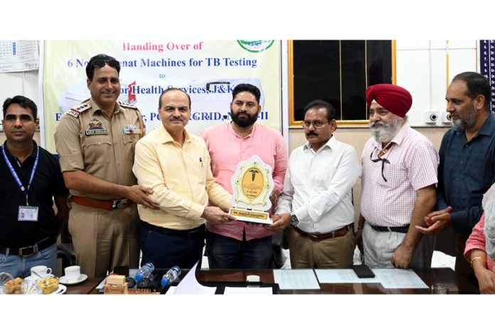 Director Health Services Jammu presenting a memento as token of thanks to POWERGRID Executive Director. Director Health Services Jammu presenting a memento as token of thanks to POWERGRID Executive Director.