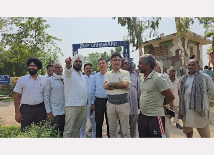 DDC member Suchetgarh, T S Tony alongwith PDD officials during visit to zero-line area of BOP Chhawani.