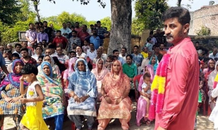 Arun Kumar Sharma addressing a public meeting at Panchayat Gurwal in Vijaypur Assembly segment.