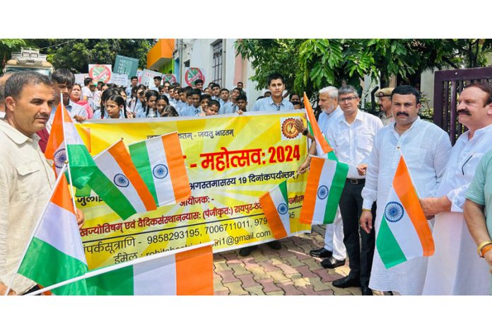 Dignitaries flag off de-addiction rally at Jammu on Friday. Dignitaries flag off de-addiction rally at Jammu on Friday.