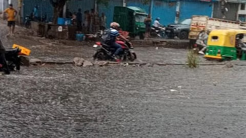 Rains cause waterlogging and traffic chaos in Delhi
