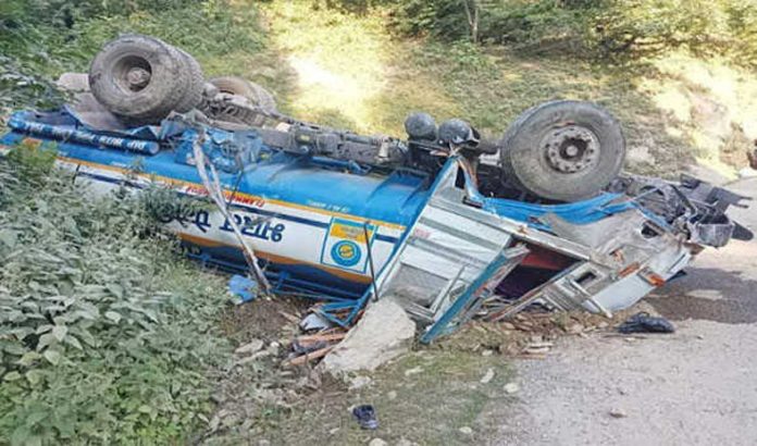 2 Killed, One Injured As Oil Tanker Plunges Into Deep Gorge In J&K's Kupwara 2 Killed, One Injured As Oil Tanker Plunges Into Deep Gorge In J&K's Kupwara