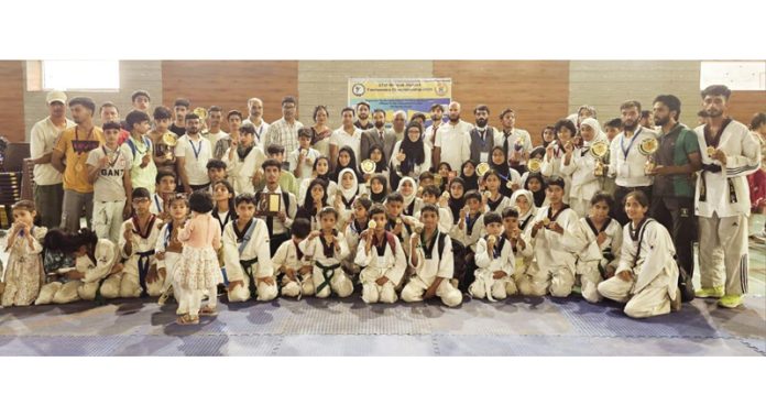 Taekwondo players posing for group photograph along with dignitaries. Taekwondo players posing for group photograph along with dignitaries.