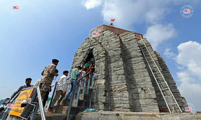 Devotees wait to pay obeisance at Shankaracharya temple on the occasion of Raksha Bandhan in Srinagar on Monday.Excelsior/Shakeel