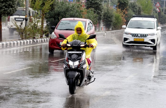Brief Showers In Srinagar Cause Waterlogging Brief Showers In Srinagar Cause Waterlogging