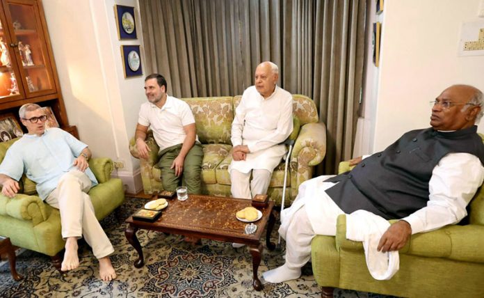 LoP Rahul Gandhi, Congress president Mallikarjun Kharge, NC chief Dr Farooq Abdullah and vice president Omar Abdullah during a meeting at Farooq’s residence at Gupkar Road in Srinagar on Thursday. — Excelsior/Shakeel LoP Rahul Gandhi, Congress president Mallikarjun Kharge, NC chief Dr Farooq Abdullah and vice president Omar Abdullah during a meeting at Farooq’s residence at Gupkar Road in Srinagar on Thursday. — Excelsior/Shakeel