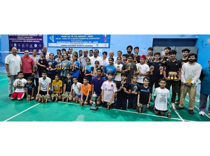 Badminton players posing along with dignitaries during closing ceremony at Jammu. Badminton players posing along with dignitaries during closing ceremony at Jammu.