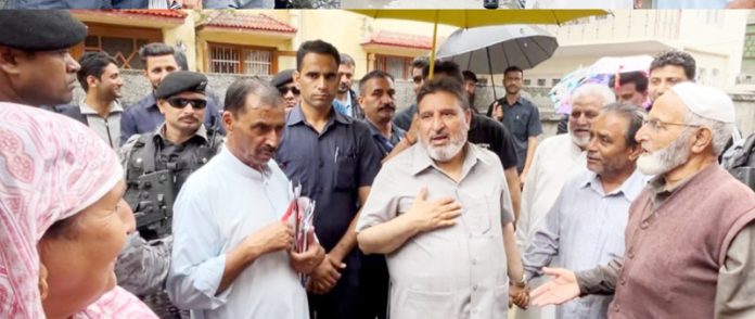Apni Party president, Altaf Bukhari conducting election campaign in Chanapora area of Srinagar.