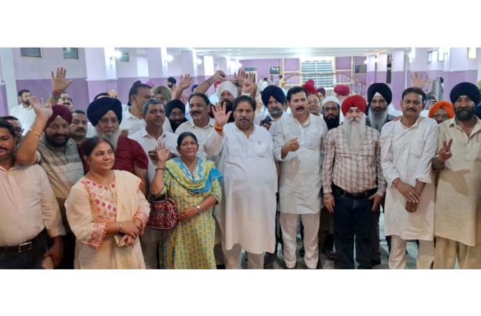 Cong leader Raman Bhalla interacting with members of Cong Minority Cell Gangyal. Cong leader Raman Bhalla interacting with members of Cong Minority Cell Gangyal.