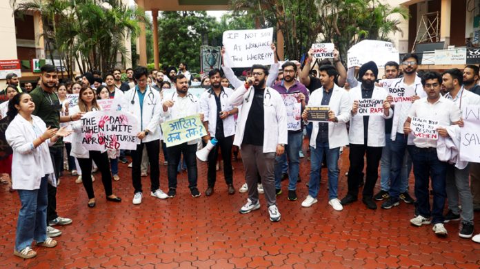 Doctors staging protest at Bahu Plaza, Jammu on Tuesday.— Excelsior/Rakesh
