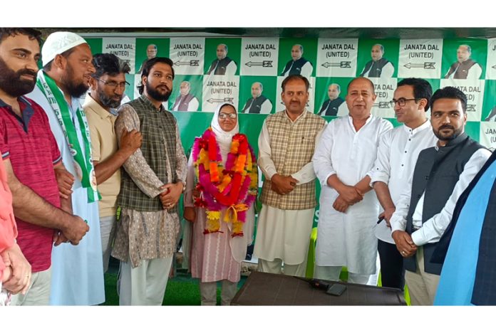 Congress leader, Rehana along with others posing for a photograph after joining JD-U.
