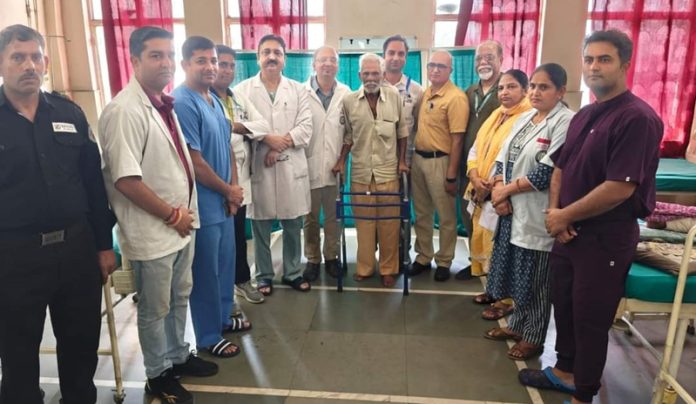 GMC-K doctors with patient.