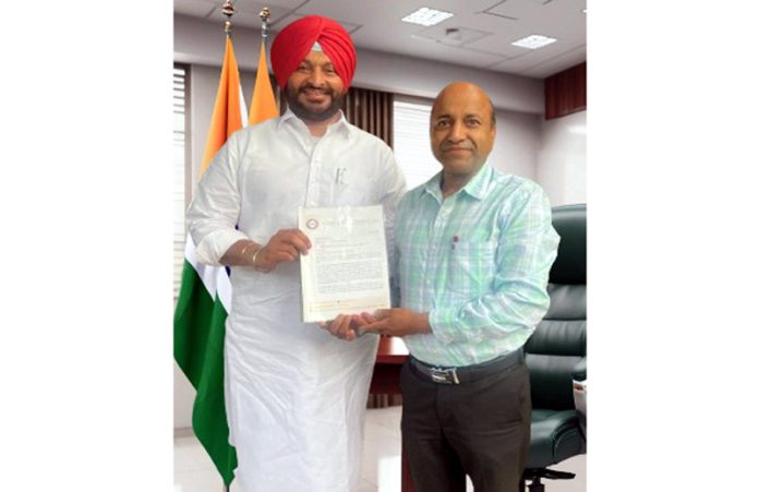 Zonal Board Member of Northern Railways, Dr Sanjay Bansal presenting a memorandum to MoS Railways, Ravneet Singh Bittu. Zonal Board Member of Northern Railways, Dr Sanjay Bansal presenting a memorandum to MoS Railways, Ravneet Singh Bittu.