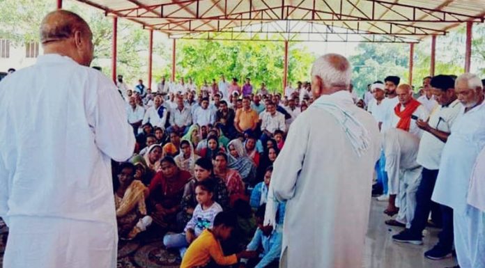 Cong leader Mula Ram addressing election rally in Marh.