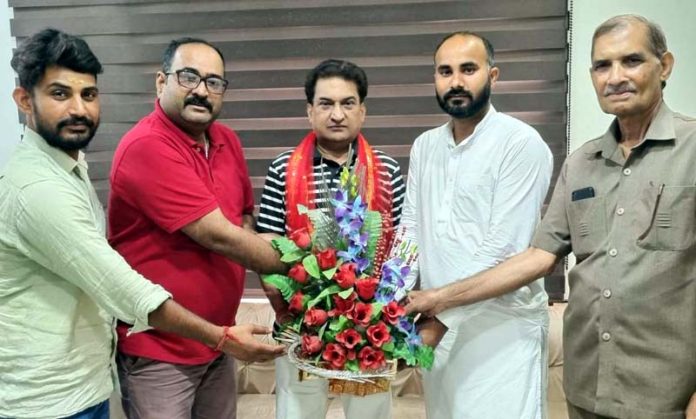 National general secretary Guru Ravidass Vishwa Mahapeeth, Balbir Ram Rattan meets a deputation at Jammu on Monday. National general secretary Guru Ravidass Vishwa Mahapeeth, Balbir Ram Rattan meets a deputation at Jammu on Monday.