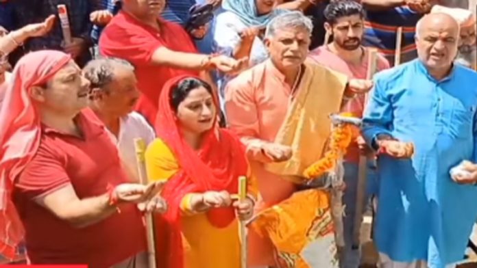 Devotees performing Puja at Navdal Tirath Tral before immersion of relics in the spring. Devotees performing Puja at Navdal Tirath Tral before immersion of relics in the spring.