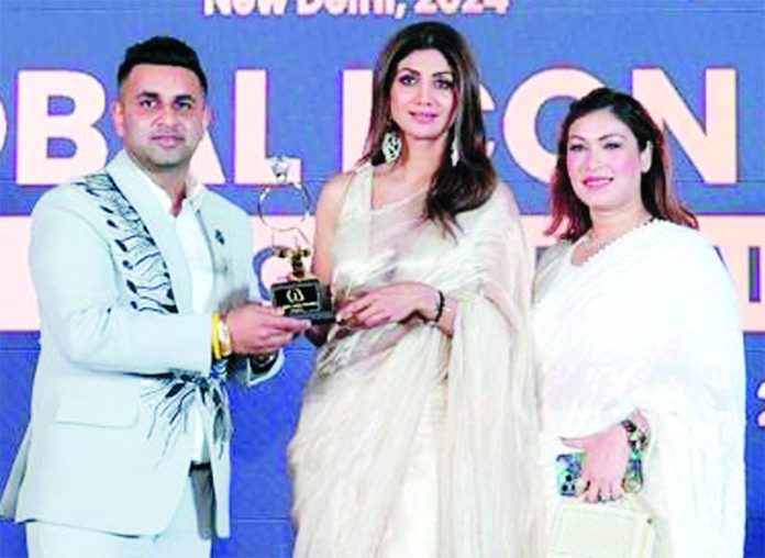 Shivam Suri, Managing Director of MRAK Jewellers getting an award from Shipla Shetty during a function held in New Delhi. Shivam Suri, Managing Director of MRAK Jewellers getting an award from Shipla Shetty during a function held in New Delhi.