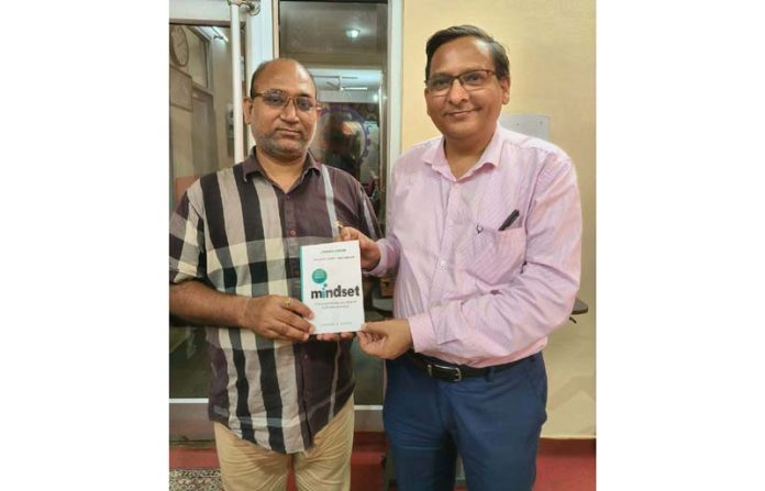 PF Commissioner Rizwan Uddin honouring Sanjeev Kumar for settling record number of cases. PF Commissioner Rizwan Uddin honouring Sanjeev Kumar for settling record number of cases.