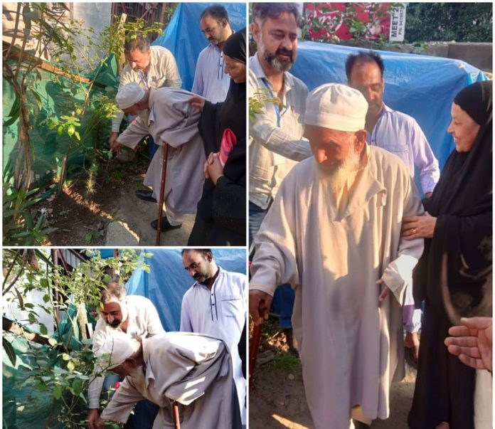 J&K Assembly Polls | 83-Year Old Man Plants Sapling Near Mendhar Polling Booth Ahead Of Voting J&K Assembly Polls | 83-Year Old Man Plants Sapling Near Mendhar Polling Booth Ahead Of Voting
